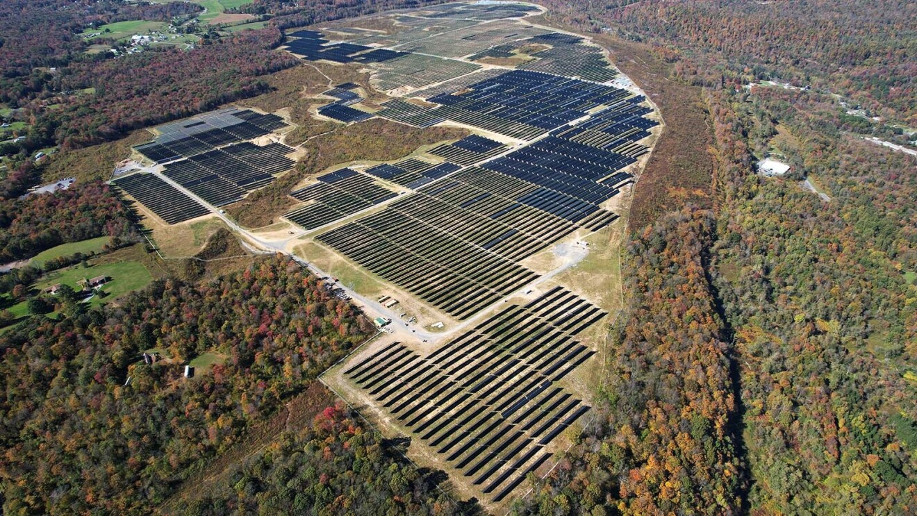 Proyecto de energía solar en un campo. 