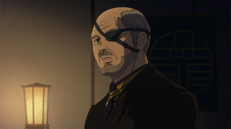 行燈が灯された薄暗い室内に、アニメキャラクターの上半身。無精ひげの中年男性で、禿頭で左目に眼帯をしている。