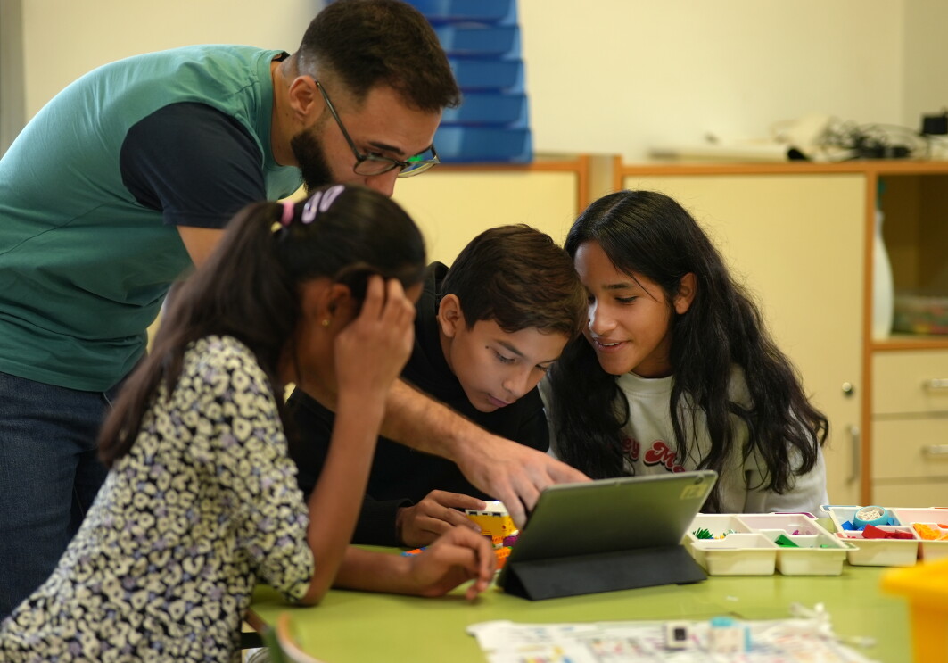 Alumnos de secundaria en el taller de programación con su profesor.
