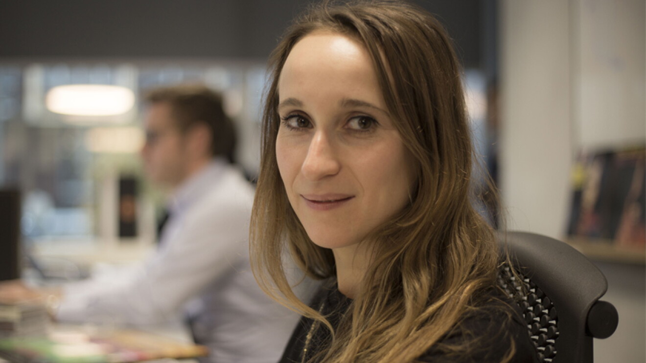 Primo piano di Federica, Marketing Specialist Music di Amazon,  nel suo ufficio a Milano. Sullo sfondo, un collega. 