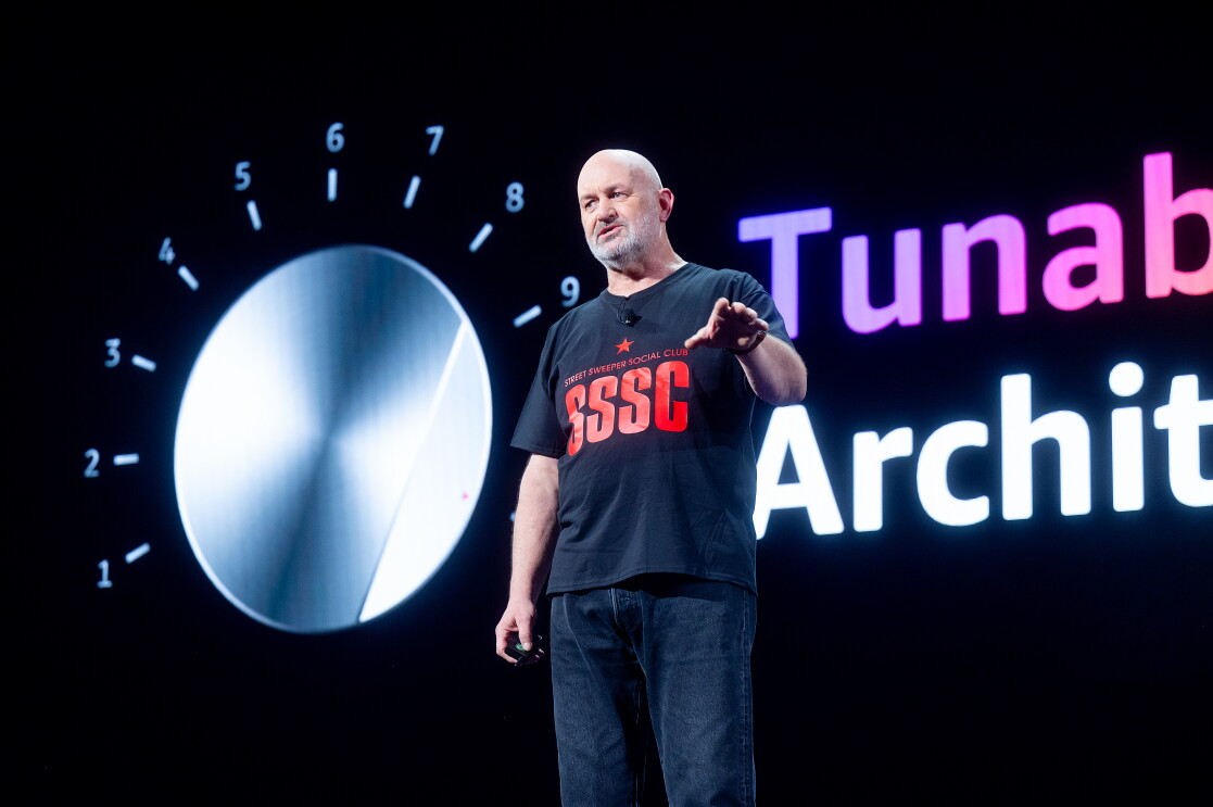 Werner Vogels, vicepresidente y director de tecnología de Amazon durante su presentación en re:Invent 2023.