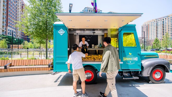 免费香蕉的形象站在亚马逊的HQ2校园