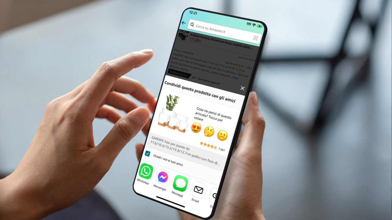 Due mani reggono uno smartphone la cui schermata mostra la funzionalità "Consulta un amico" sull'app di Amazon