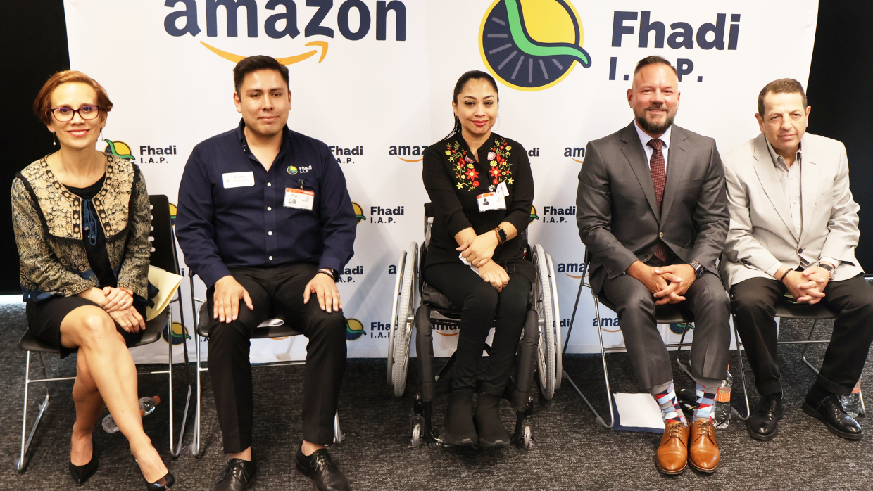 Foto de la fimra del convenio de colaboración entre Amazon México y la Fundación Fhadi.