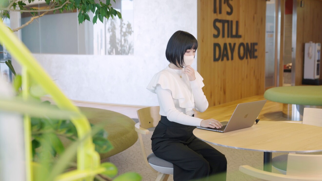 AmazonのオフィスでPCに向かう女性。宇都宮聖子さん