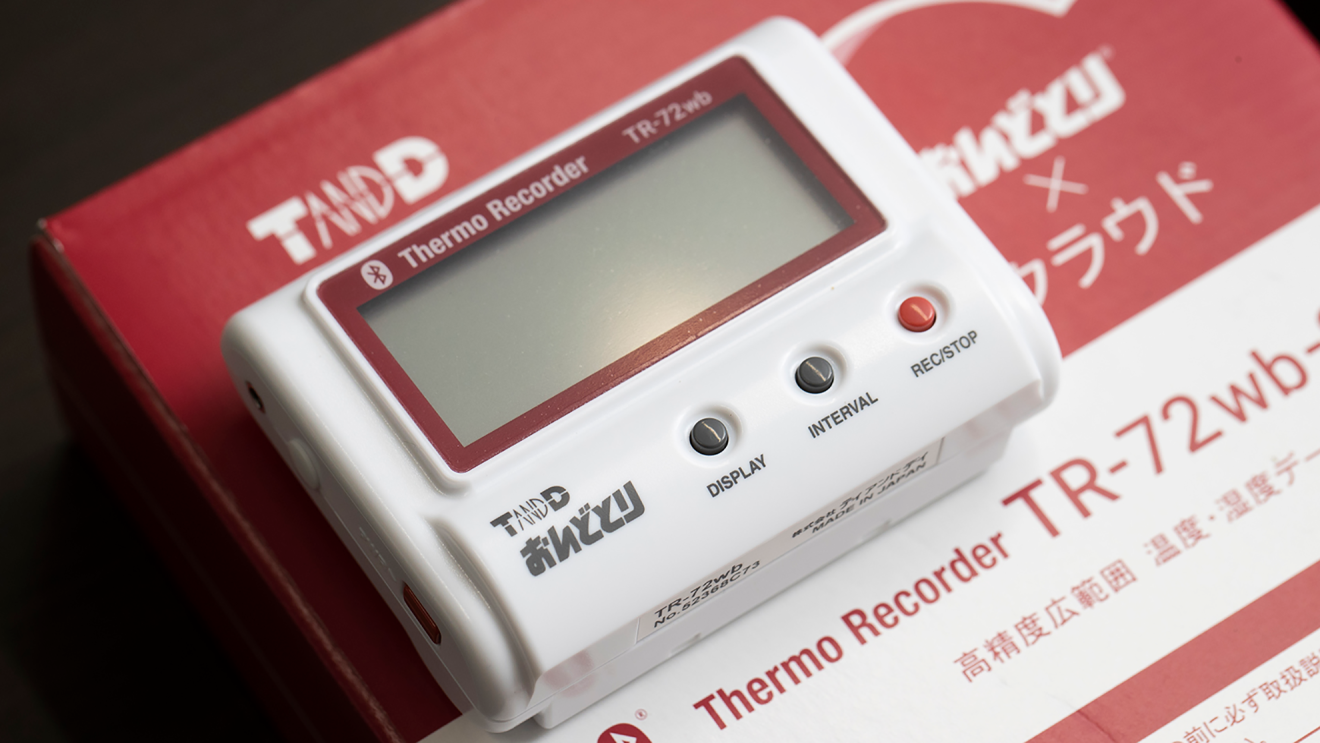 おんどとりの写真。小型の機体にディスプレイとボタンがついている。