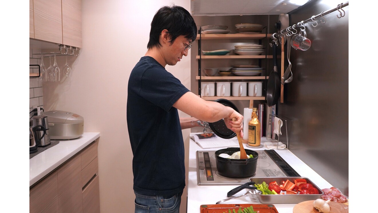 キッチンで料理をする針原さんの写真