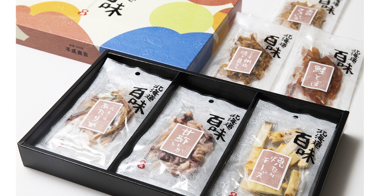 あたりめや甘酢イカ、たらチーズ、鮭とばなどの小袋が箱に詰められたセット