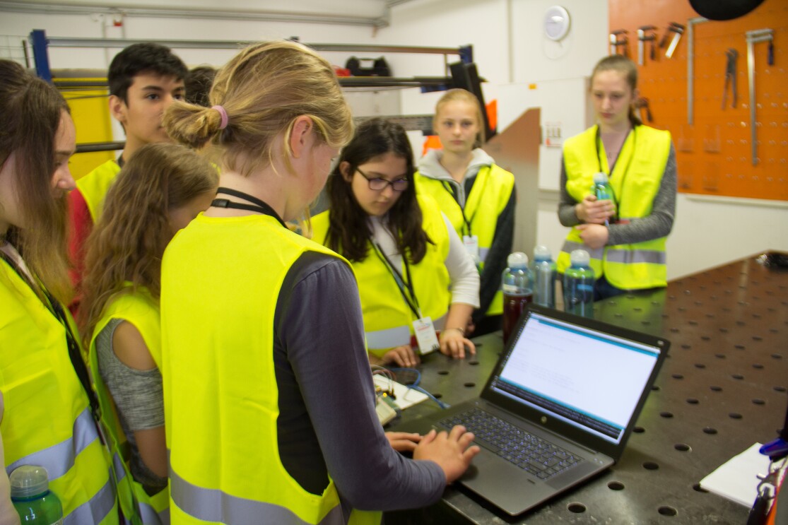 Girls and Boys Day 2018 DUS2 Mädchen beim Programmieren.jpg