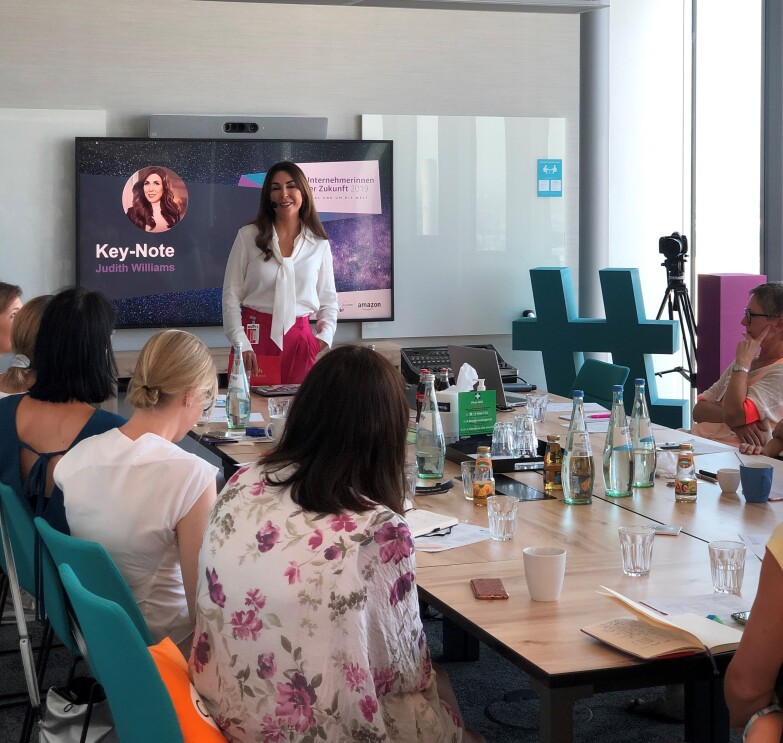 Judith Williams hält eine Key Note für die Teilnehmerinnen von Unternehmerinnen der Zukunft.
