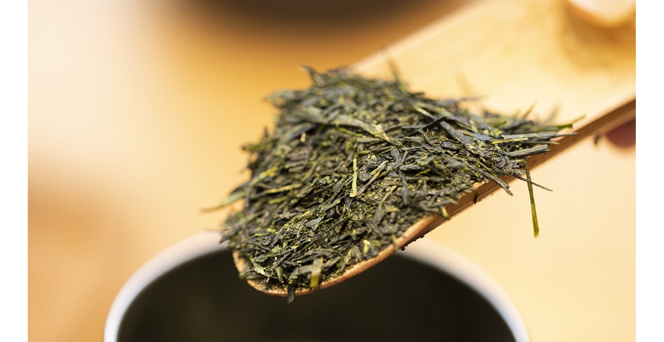 茶さじですくい取った宇治茶の茶葉