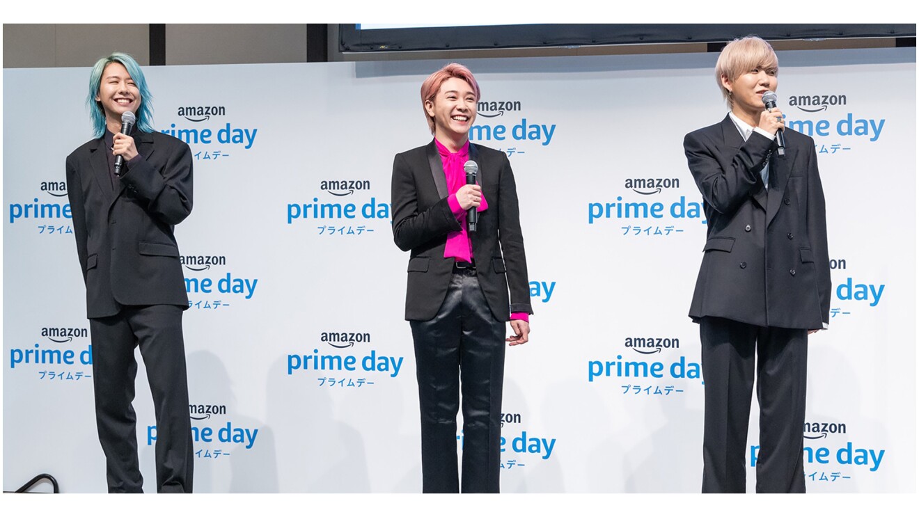amazonプライムデーの文字を背景に笑顔のMrs. GREEN APPLEの皆さん