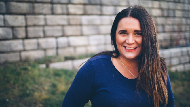 一个女人对着镜头微笑;她被认为是在COVID-19大流行期间加紧提供帮助的公司之一。