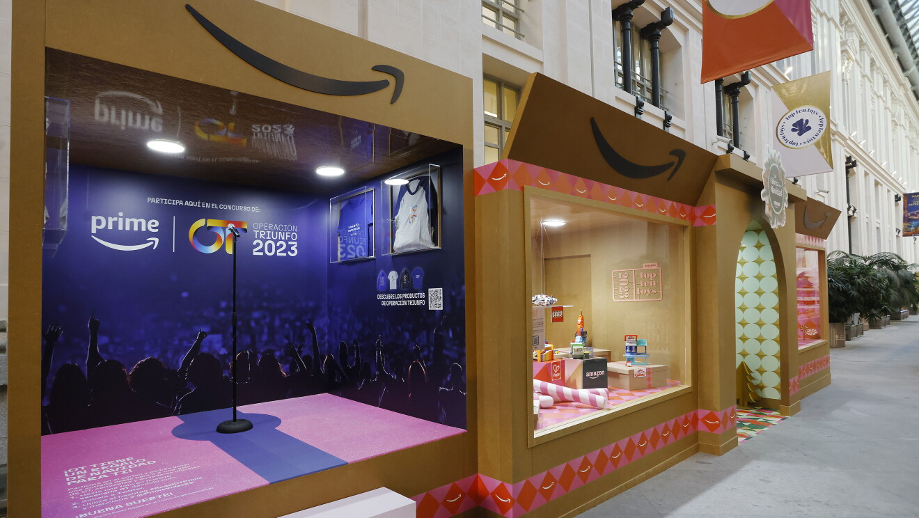 Presentación de La Fábrica de la Navidad de Amazon en el Palacio Cibeles de Madrid. Casetas de las pymes, Top Ten Toys y de Operación Triunfo. 