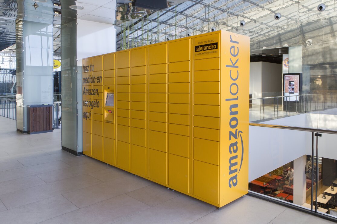 Amazon Locker situado en el interior de un centro comercial. 