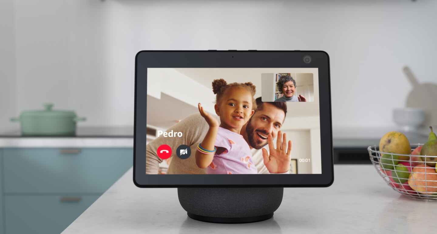 Uma imagem de um dispositivo Echo Show exibindo uma chamada de vídeo