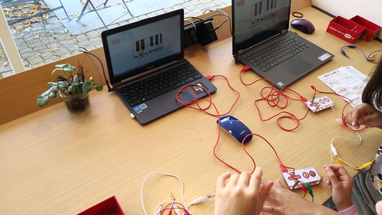 Oderdojo_Kinder programmieren und bauen etwas mit verschiedenen Kabeln.