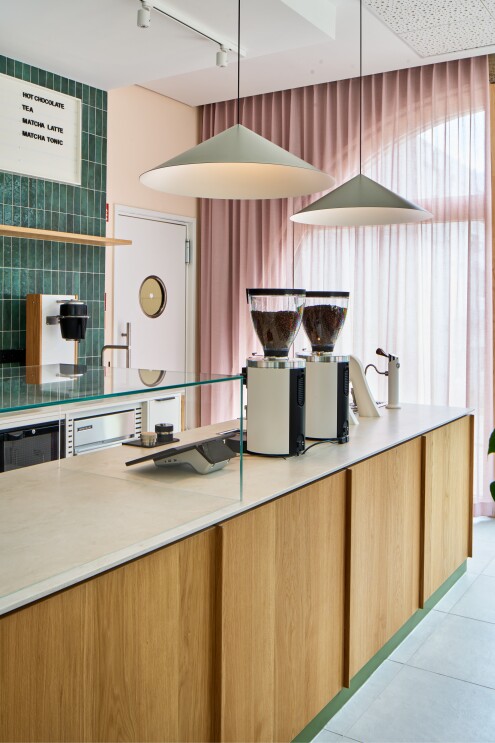 Bilder von neue Cafe Apoteka in Amazon Gebäude STR10 in Tübingen