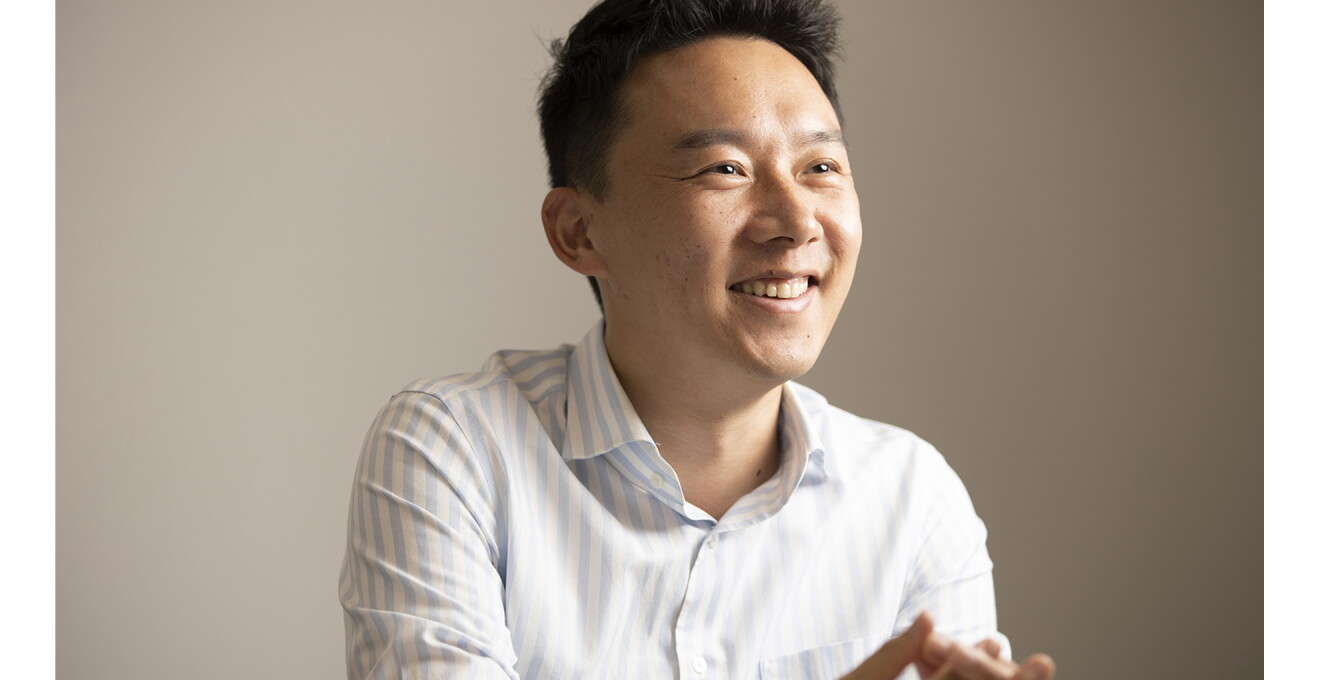 目を輝かせて語る薛さんの写真