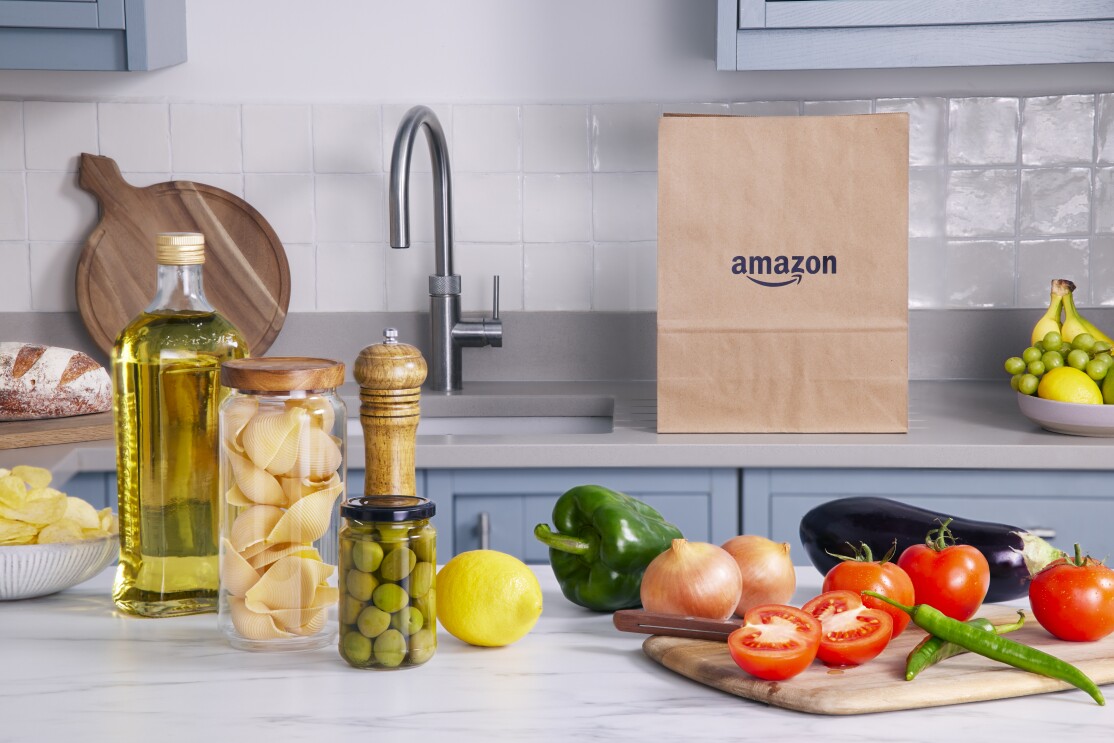 Foto de una compra en Amazon Fresh. Toda la comida perecedera está en una cocina.