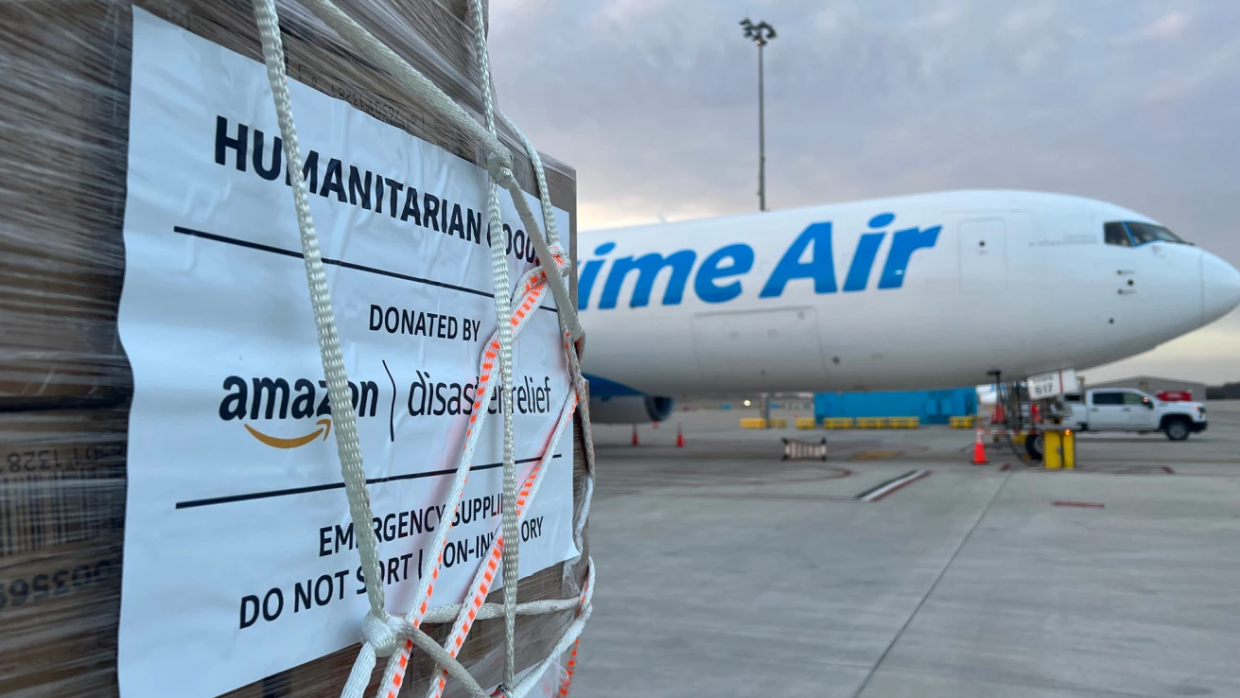 l'immagine mostra delle scatole all0interno del magazzino, pronte per essere donate per l'emergenza umanitaria