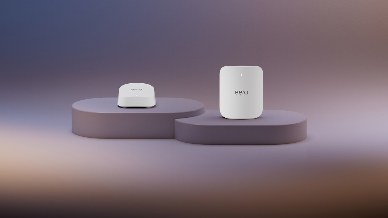 紫がかった背景の中で台に置かれた２つの白いwifi 機器。左側は長方形に近い形状で、右側は縦長
