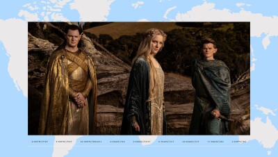 《指环王:权力之戒》系列中的三个精灵角色站在田野里看着镜头。