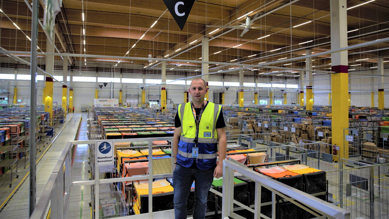 Mann in Sicherheitsweste im Logistikzentrum