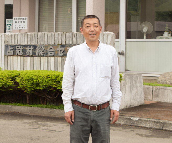 原野さんをメープルシロップづくりに誘った村役場の鈴木智宏さん。