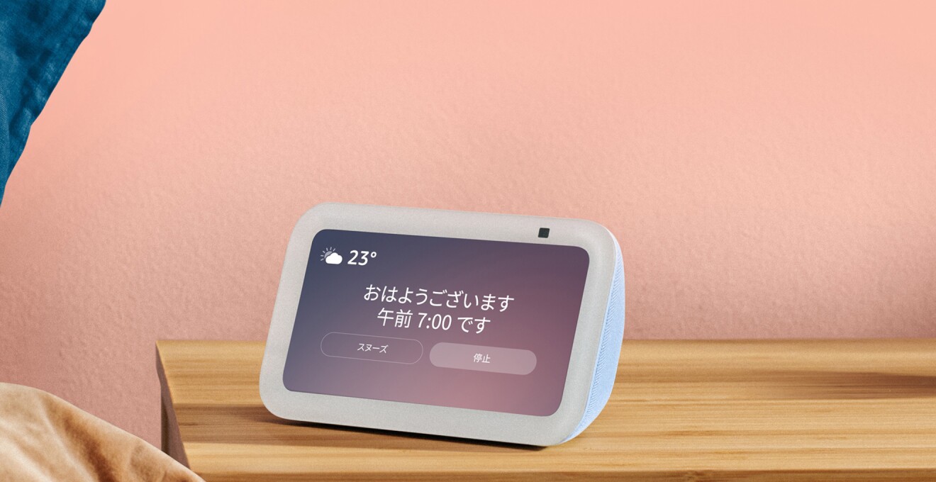 ピンクの壁の前に置かれたEcho show 5(商品イメージ写真)