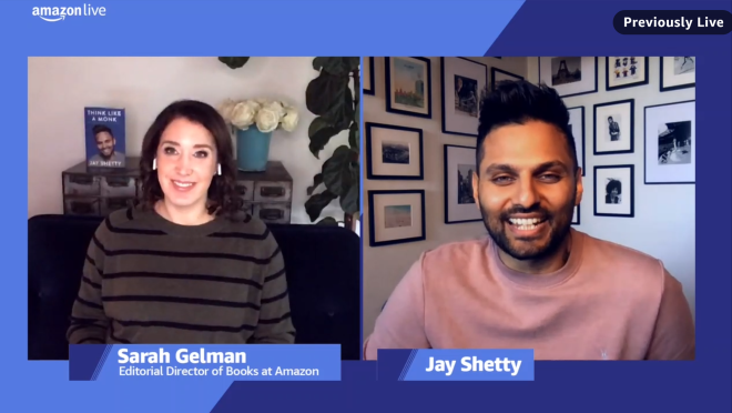 这张分屏图片显示了亚马逊直播视频的截图,莎拉·格尔曼采访了杰伊·谢蒂。你可以看到屏幕左边是莎拉的照片,背景是杰伊的书《像和尚一样思考》,右边是杰伊·谢蒂的照片。