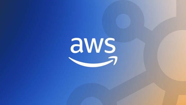 青と薄いオレンジのグラデーション背景に、白文字でAWSのロゴ