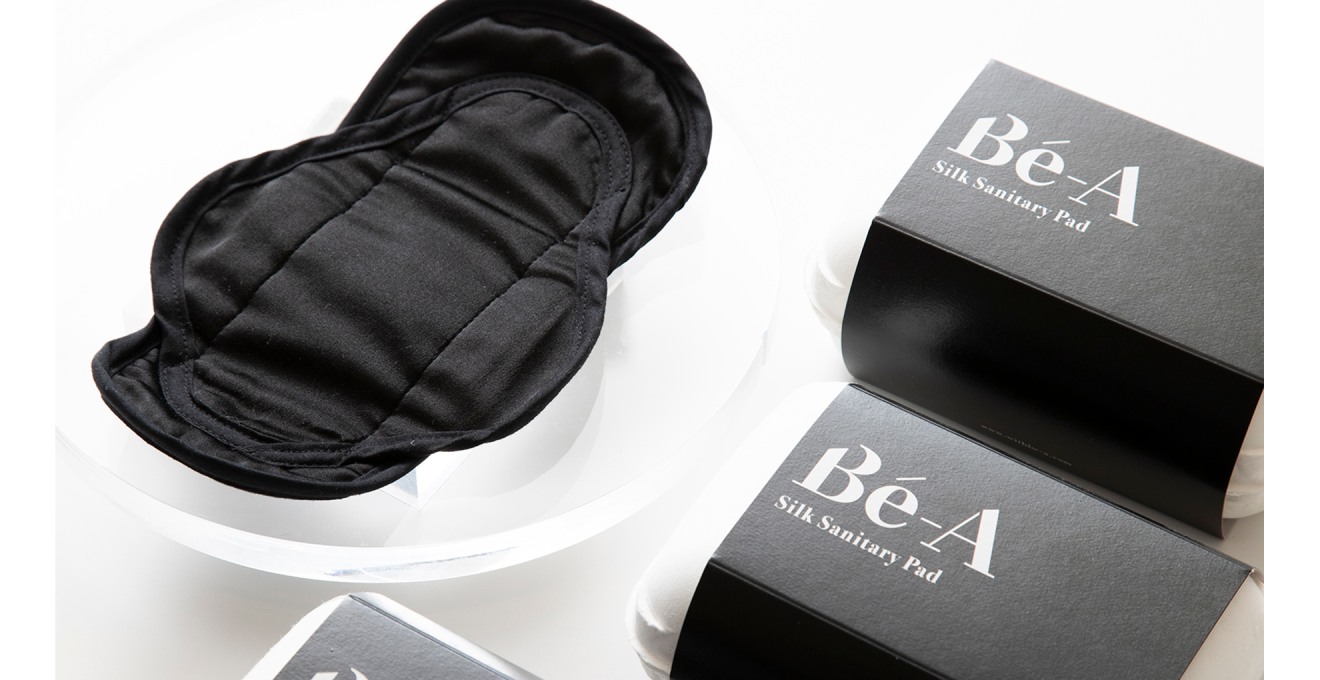 黒いシルク製ナプキンの写真。パッケージも黒い帯でおおうデザイン。