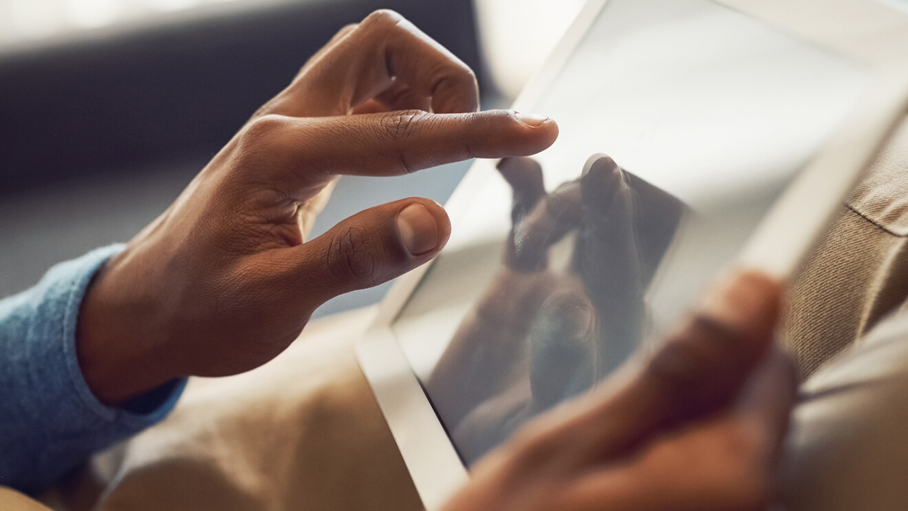 Mann mit Tablet