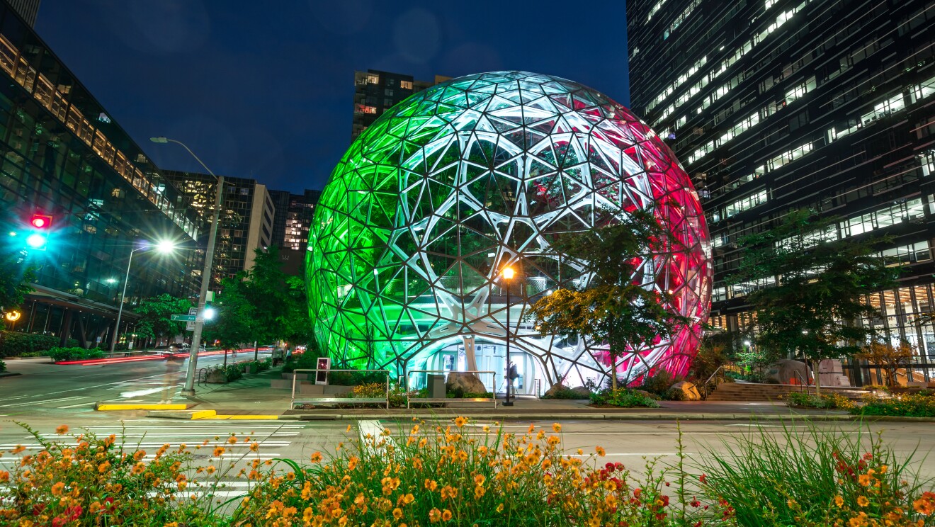 Sfera dell'headquarter di Amazon a Seattle illuminata con il tricolore italiano