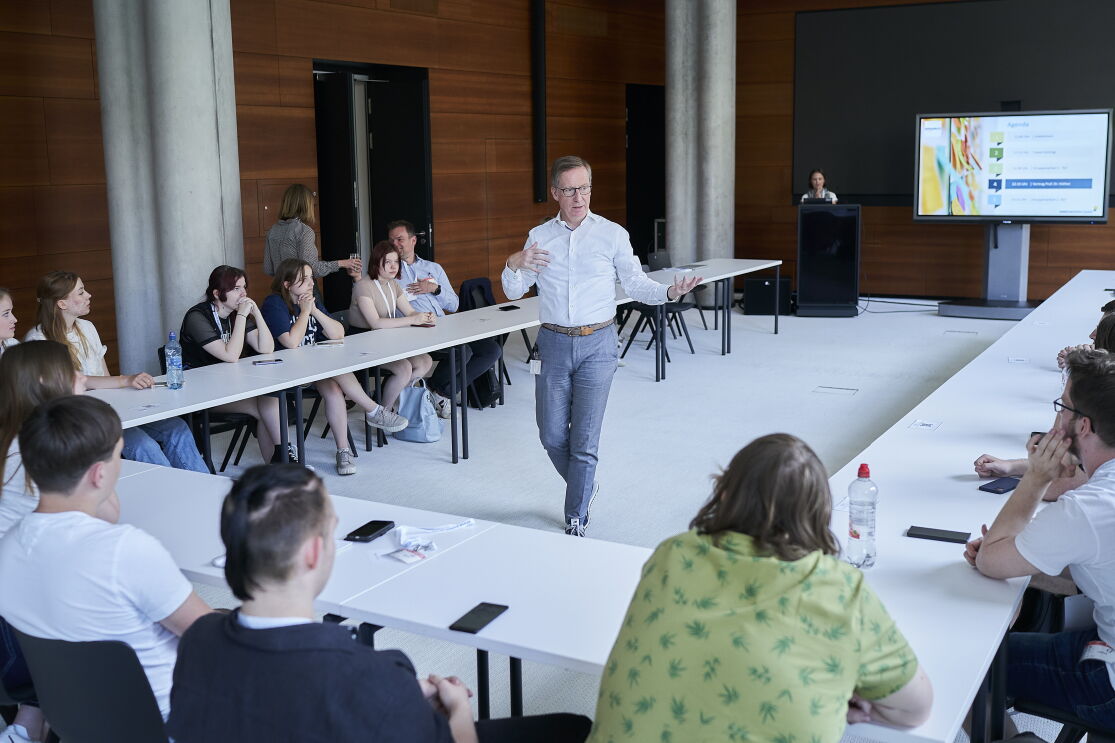 Prof. Dr. Michael Hüther, Direktor des IW Köln, bei einer Präsentation vor Schülerinnen und Schülern zum Unternehmertum und wirtschaftliche Entwicklungen.
