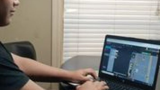 亚马逊未来工程师学生在家学习计算机科学技能。