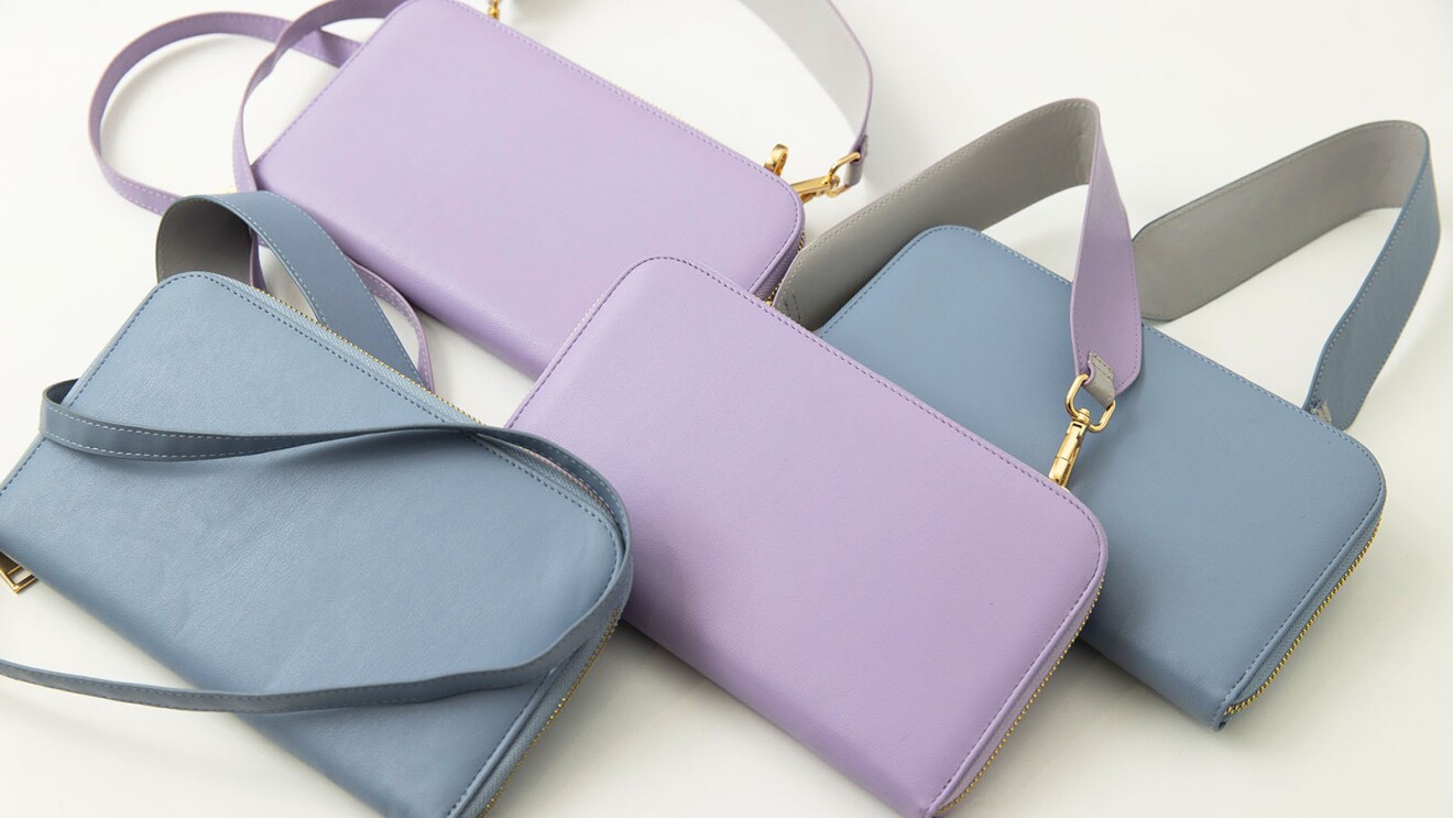 水色と紫色の2種類のバッグ。長財布のような形にショルダー紐がついている
