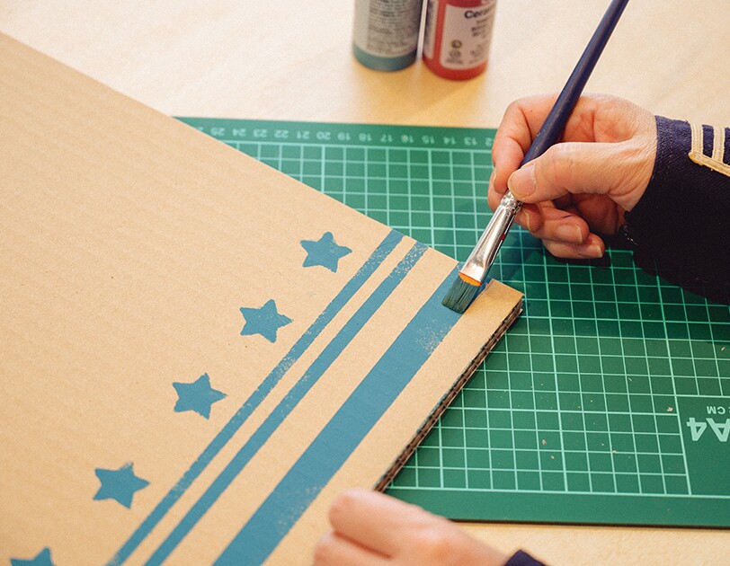 おうち時間に楽しもう。子どもと一緒に簡単ダンボール工作【ホッケーゲーム編】