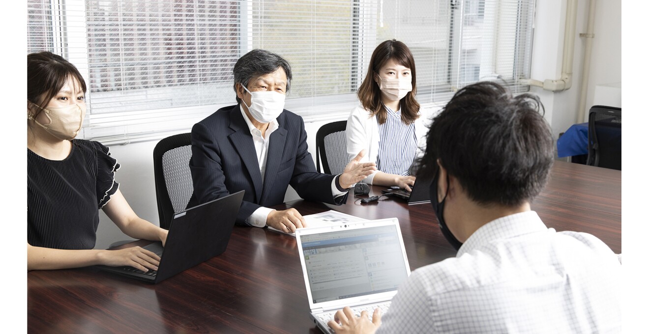 社内でミーティング中の写真