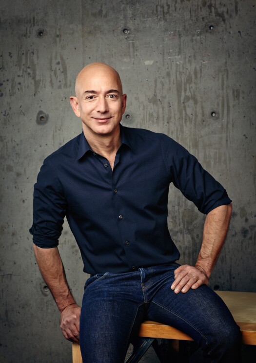 Jeff Bezos_dunkelblaues Hemd_Jeanshose