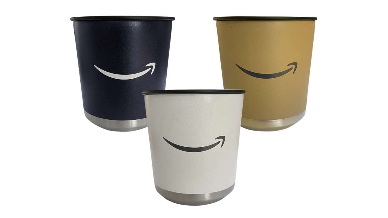 Amazonロゴが印刷された黒、白、ブラウンのカップ3個が並んで置かれている