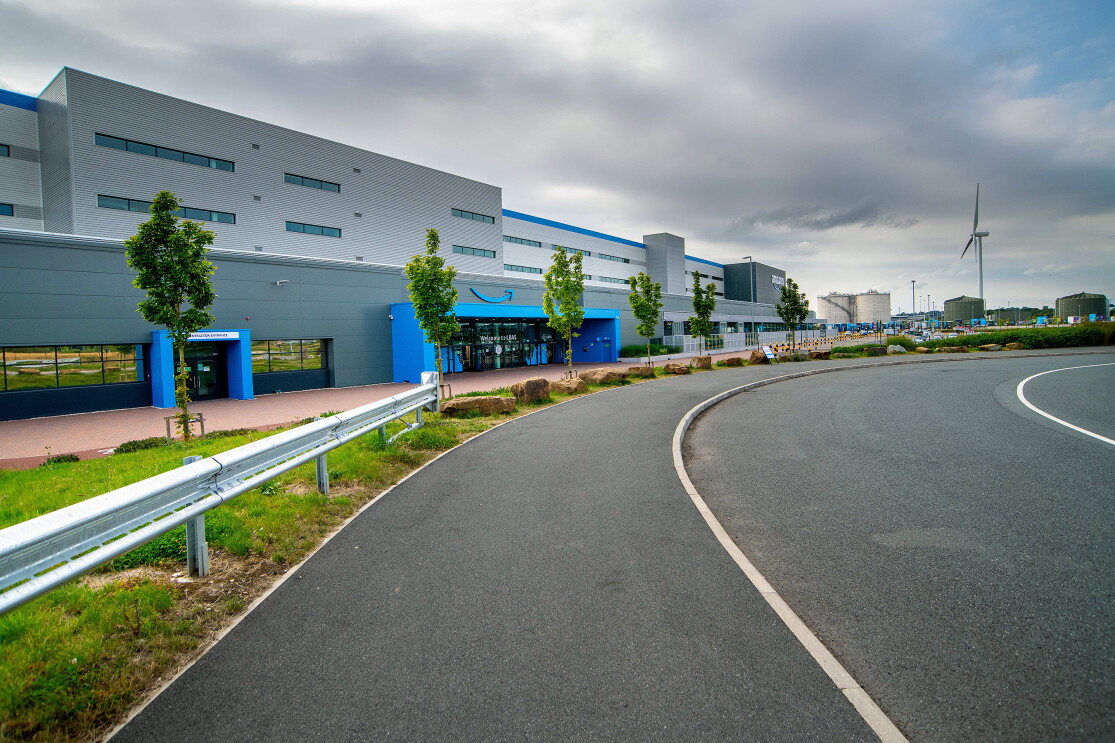 Front of the Amazon LBA5 warehouse, showing the Amazon logo