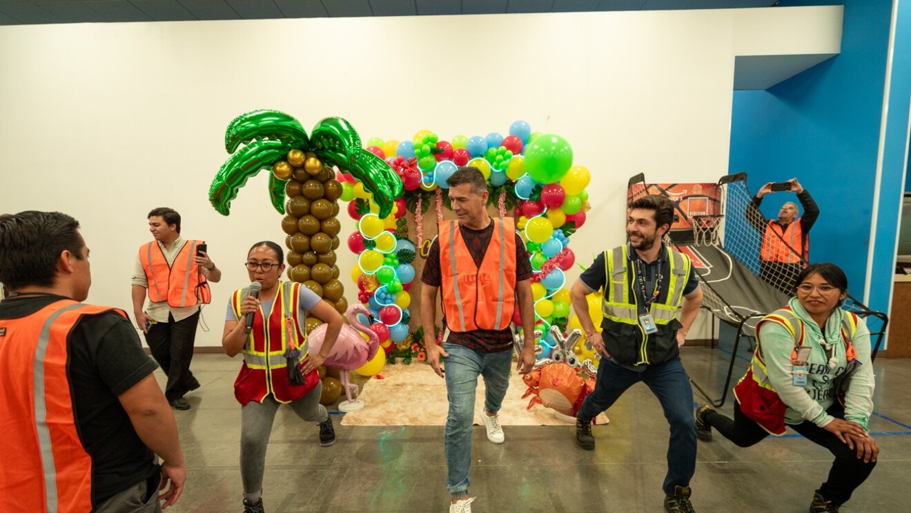Jared Borgetti visitó el centro de envíos de Amazon MEX3