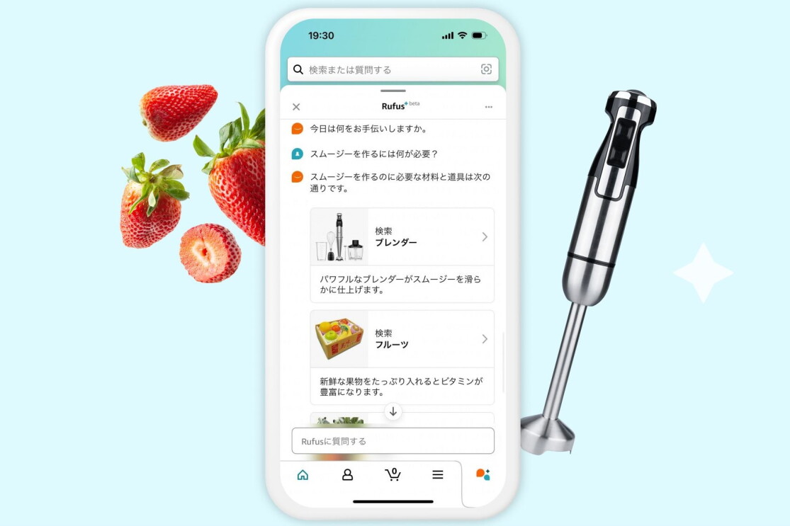 スマートフォンのチャット画面に「スムージーを作るには何が必要?」という質問と回答が表示されている。スマートフォンの左にはイチゴ4個、右にはシルバーのブレンダー