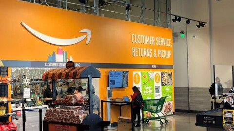 回报和客户服务柜台在亚马逊新的商店。