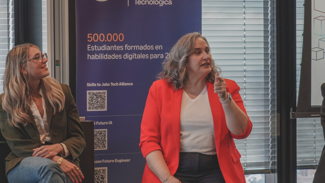 Rosa Narváez, IT Director Channels, Customer, Data & IA de ING España & Portugal, y Conchi Abasolo, Application Services Director – GenAI de NTT Data Europe & Latam