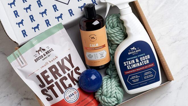 一盒精选的宠物用品