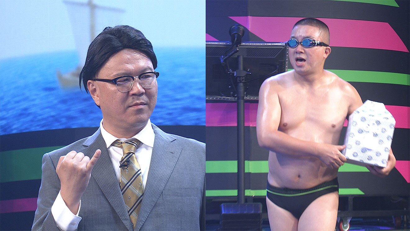 左右2分割画面に、写真を1点ずつ配置。左側はグレーのスーツと不自然なかつらをつけた男性の上半身で、右手の小指を立てている。右側の男性は黒の水着とゴーグルを装着、両手で骨壺の箱を抱えている。