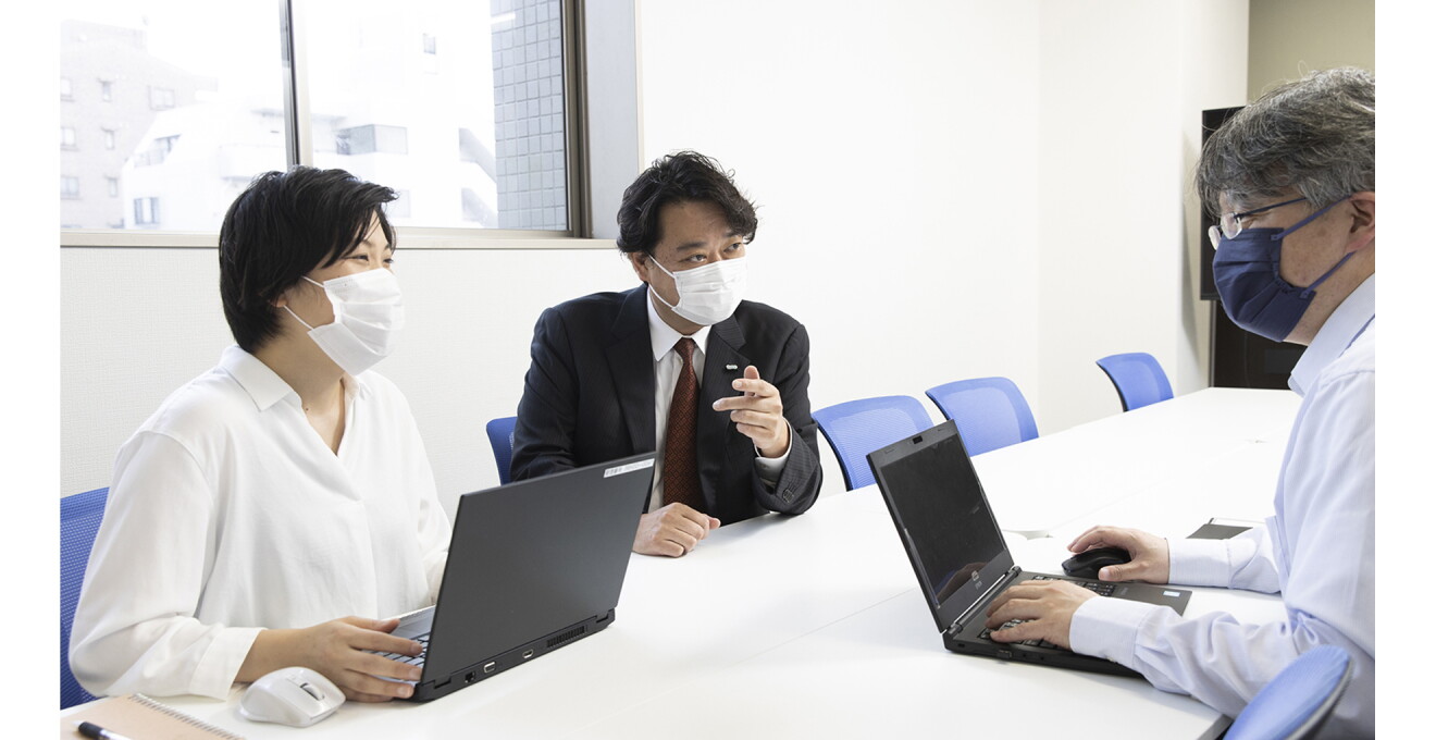 ミーティング中の大久保さんと小原さん達